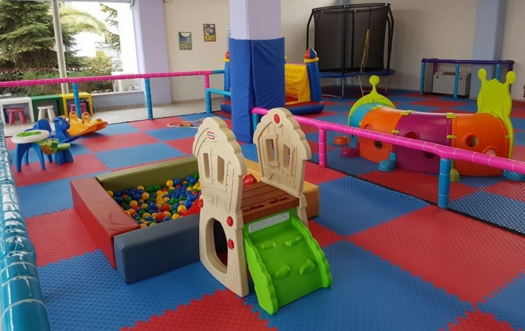 Ζητείται Κοπέλα για επίβλεψη παιδιών σε παιδότοπο
