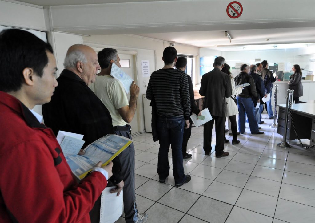 Τι αλλάζει στον φόρο εισοδήματος με τη μείωση του αφορολόγητου