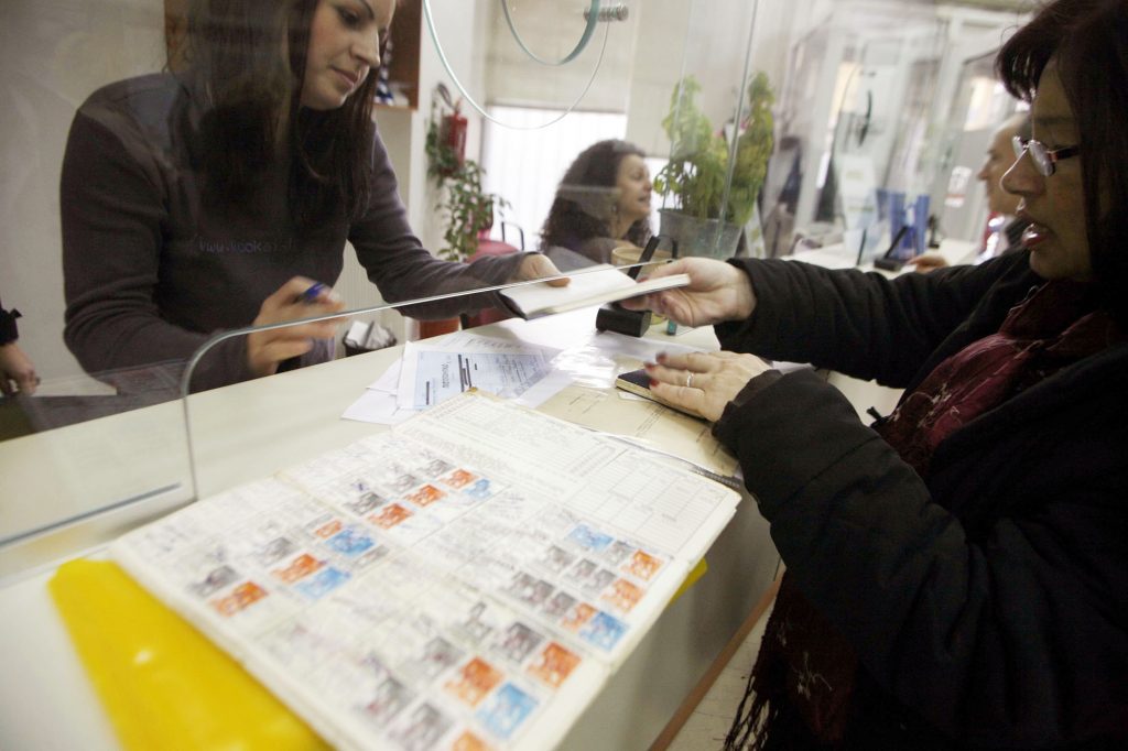 Πόσο κοστίζει και ποιους συμφέρει να βγουν στη σύνταξη με λιγότερα ένσημα