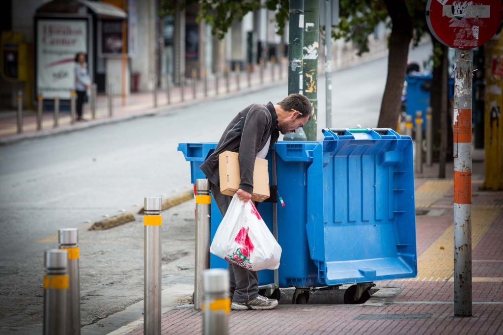 Έρευνα: Ένας στους τρεις Έλληνες βρίσκεται σε κίνδυνο φτώχειας