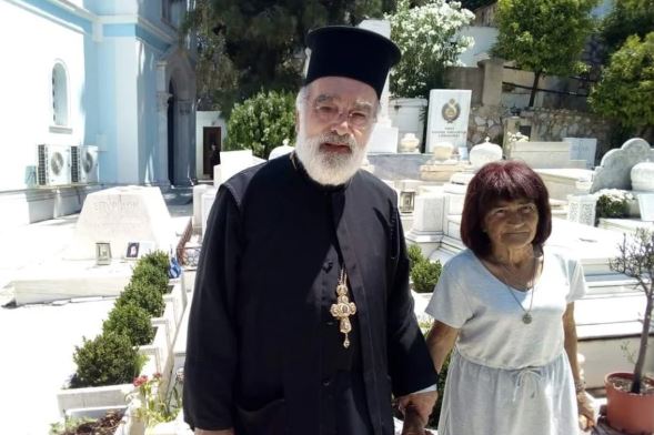 Ακούραστη φρουρός για 12 χρόνια: Πλένει καθημερινά με κολόνια τον τάφο του μακαριστού Αρχιεπισκόπου Χριστόδουλου