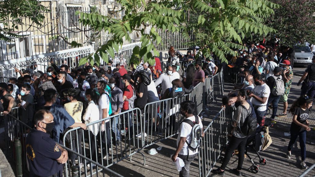 Και «ηλεκτρονικές» άδειες διαμονής για τους μετανάστες – Μέσα σε δύο ώρες 800 δεσμεύσεις ημερομηνίας