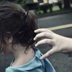 Πώς να προφυλάξετε τα παιδιά σας από την απαγωγή: Οδηγίες από την αστυνομία