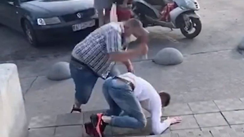 Έξαλλος πελάτης έδειρε υπάλληλο σούπερ μάρκετ με λουκάνικο