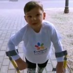 Πεντάχρονος με προσθετικά πόδια περπάτησε 10 χιλιόμετρα και συγκέντρωσε 1.000.000 ευρώ για νοσοκομείο