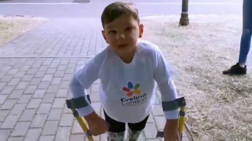 Πεντάχρονος με προσθετικά πόδια περπάτησε 10 χιλιόμετρα και συγκέντρωσε 1.000.000 ευρώ για νοσοκομείο