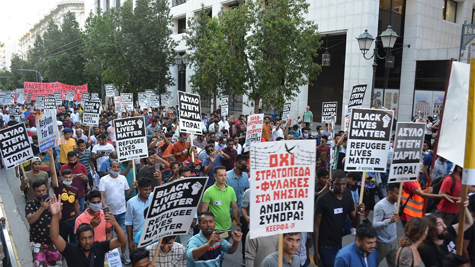 Συλλαλητήριο μεταναστών στο Σύνταγμα: «Θα απελάσουμε τον Μητσοτάκη» - Δείτε βίντεο