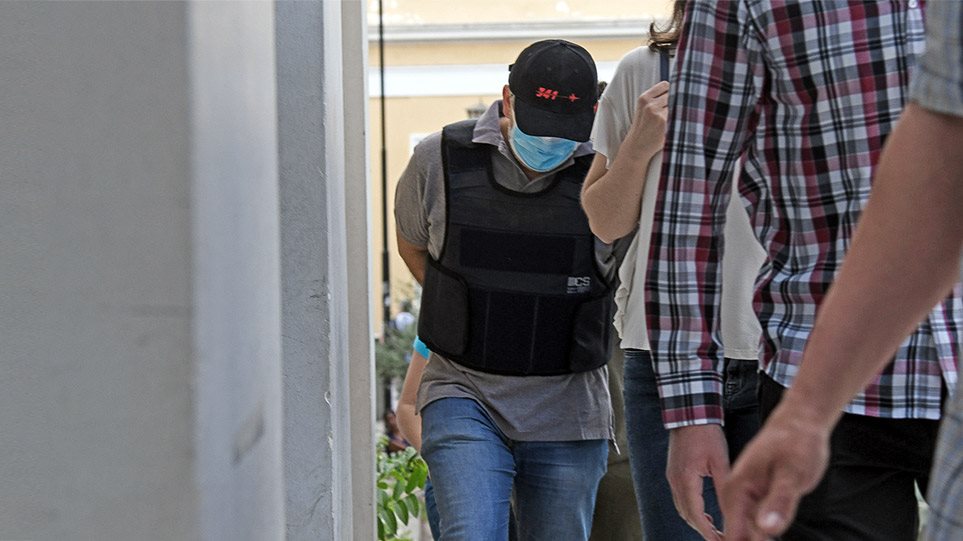Ψευτογιατρός: Πήρε 98.000 ευρώ από θύμα του και του έταζε ότι θα τον έκανε να παίζει μπάλα