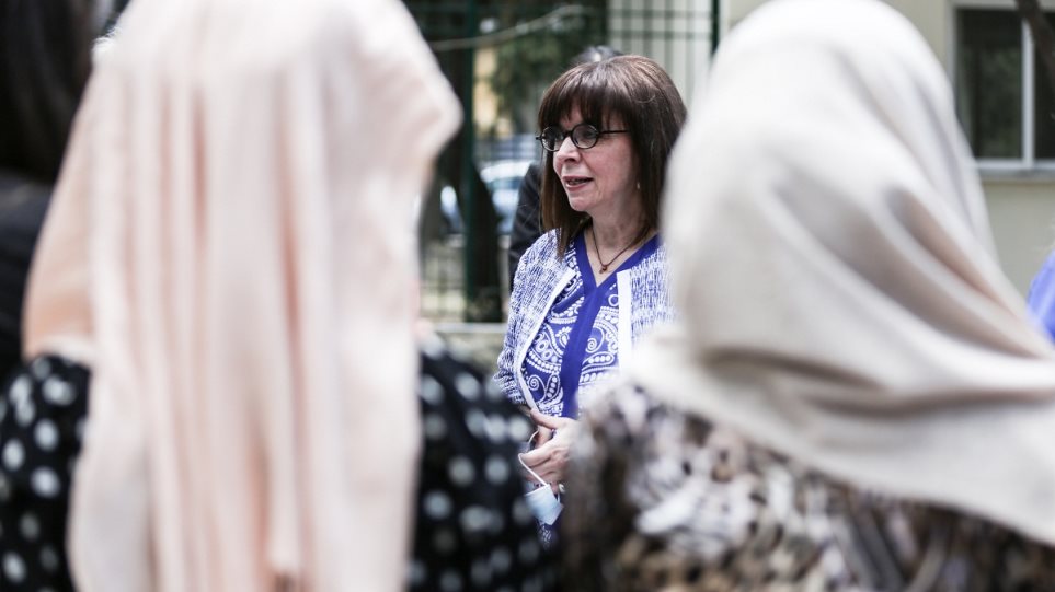 Σακελλαροπούλου σε ασυνόδευτα προσφυγόπουλα: «Τα δύσκολα πρέπει να τα αφήσετε πίσω»
