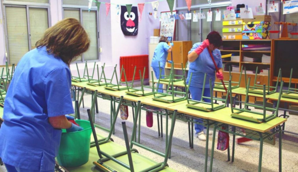 Καθαρίστριες σχολείων: Εντάσσονται στα βαρέα και ανθυγιεινά (εγκύκλιος)