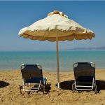 Κρητικοί καταγγέλλουν ότι πλήρωσαν «χρυσό» το σετ ξαπλώστρες: «Από μας θα βγάλουν τα σπασμένα;»