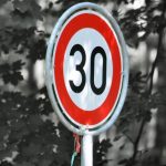 Μειώνεται το όριο ταχύτητας ακόμα και στα 20 χλμ σε κατοικημένες περιοχές