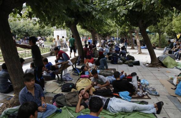 Σε απόγνωση οι κάτοικοι της πλ. Βικτωρίας: «Αντί να λυθεί το πρόβλημα με τους μετανάστες μεγεθύνεται»