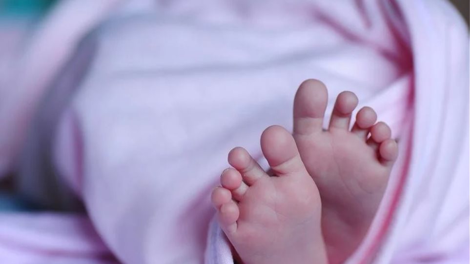 Χαλκίδα: Πήγαν να γράψουν σε άλλη γυναίκα το μωρό που γέννησε 15χρονη Ρομά