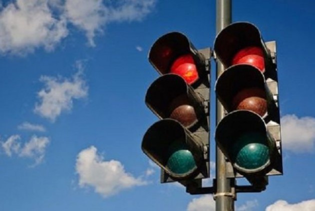 Τρίκαλα: Τον έδειρε και τον ψέκασε επειδή δεν ξεκίνησε στο πράσινο φανάρι