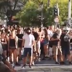 Διαδηλωτές υπέρ προσφύγων: «Έλληνα λεβέντη, στον τάφο σου θα στήσουμε το πιο μεγάλο γλέντι»