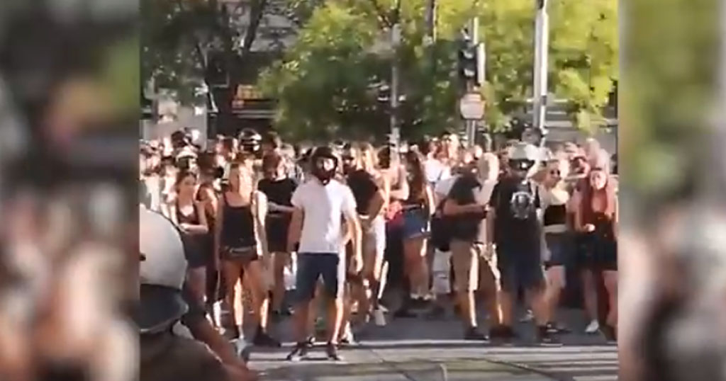 Διαδηλωτές υπέρ προσφύγων: «Έλληνα λεβέντη, στον τάφο σου θα στήσουμε το πιο μεγάλο γλέντι»