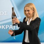 ΣΥΡΙΖΑ: Με σαμπάνια γιορτάζει τον ένα χρόνο διακυβέρνησης ΝΔ
