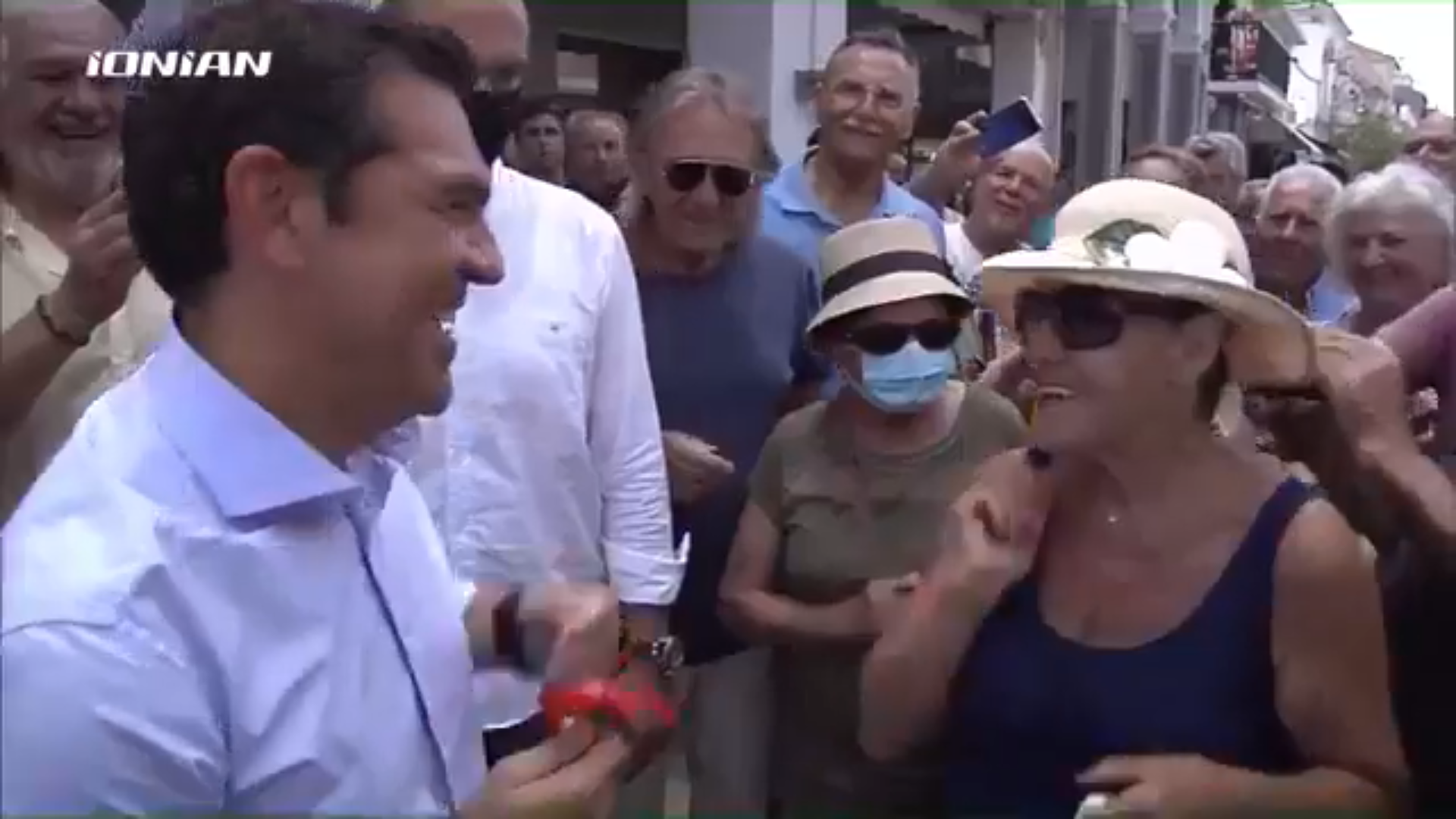 Θερμή υποδοχή του Αλέξη Τσίπρα στη Ζάκυνθο: «Λεβέντης, δραστήριος, σ’ αγαπάμε»