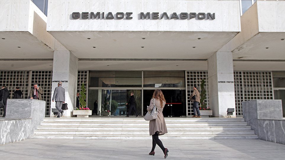 Αλλοδαπή με δύο παιδιά παντρεύτηκε Ελληνα συνταξιούχο, της έγραψε τα ακίνητα και τον εγκατέλειψε
