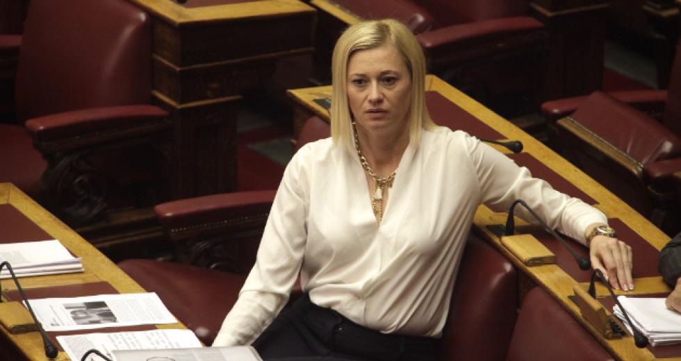 Ραχήλ Μακρή: Ζητά υπογραφή από Κικίλια σε υπεύθυνη δήλωση για να φορέσει μάσκα