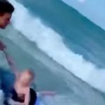 Η στιγμή που αστυνομικός σώζει αγοράκι από «τα σαγόνια του καρχαρία»