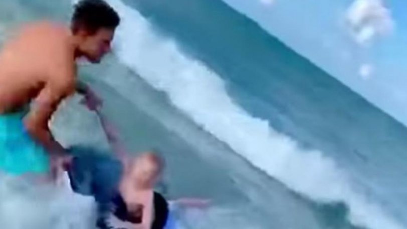 Η στιγμή που αστυνομικός σώζει αγοράκι από «τα σαγόνια του καρχαρία»