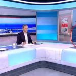 Η κάμερα «τσάκωσε» τον Βορίδη να κάνει νόημα «τσιμουδιά» στους δημοσιογράφους του Σκάι (video)