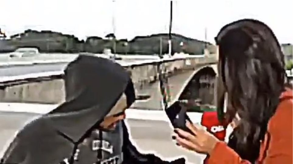 Δημοσιογράφος έπεσε θύμα ληστείας σε ζωντανή μετάδοση (βίντεο)