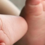Κακοποίηση μωρού στην Κύπρο: Συνελήφθη η μητέρα, καταζητείται ο πατέρας