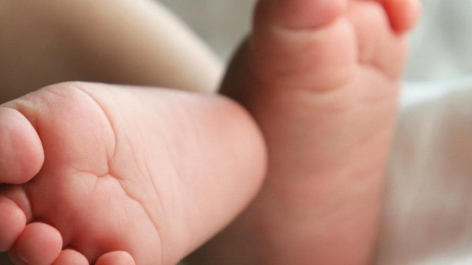 Κακοποίηση μωρού στην Κύπρο: Συνελήφθη η μητέρα, καταζητείται ο πατέρας