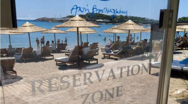 Ακτή Βουλιαγμένης: Έβαλαν ρεζερβέ ξαπλώστρες με €50 - Τους γύρισαν την πλάτη οι λουόμενοι