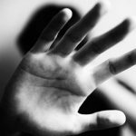 Κρήτη: Τουρίστρια έδεσε τον άντρα της και τον έκανε «τόπι» στο ξύλο σε δημόσια θέα