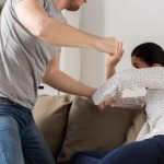 Βολιώτης σακάτεψε τη φίλη του επειδή του έκανε παρατήρηση για τα σκυλιά που έφερε στο σπίτι