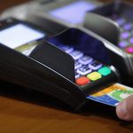 Με πιστωτικές ή χρεωστικές κάρτες η δαπάνη του 30% του εισοδήματος