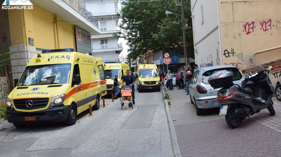 Σε κρίσιμη κατάσταση η εφοριακός που δέχθηκε επίθεση με τσεκούρι μέσα στην ΔΟΥ Κοζάνης