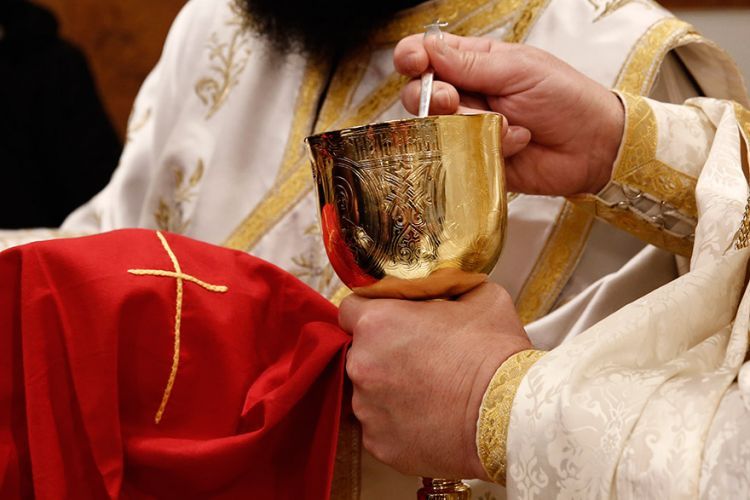 Ιερέας διέκοψε λειτουργία γιατί μια 74χρονη φορούσε μάσκα: «Δεν θέλω καρναβάλια στην εκκλησία μου»