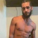 «Ανδρας» φωτογραφήθηκε να γονατίζει στο λαιμό ενός μωρού για να μιμηθεί τον θάνατο του Τζορτζ Φλόιντ