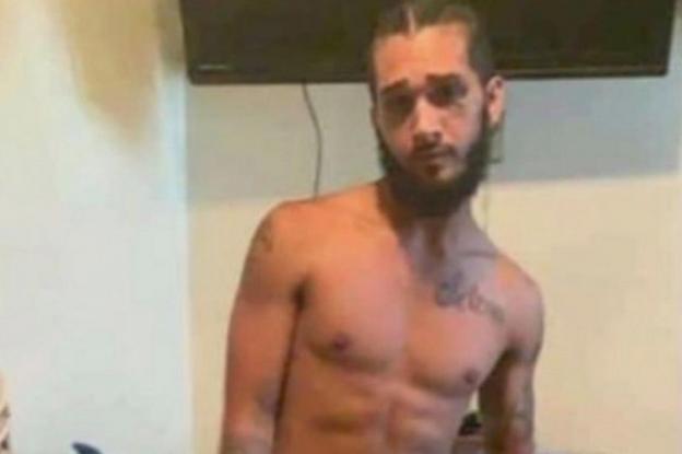 «Ανδρας» φωτογραφήθηκε να γονατίζει στο λαιμό ενός μωρού για να μιμηθεί τον θάνατο του Τζορτζ Φλόιντ
