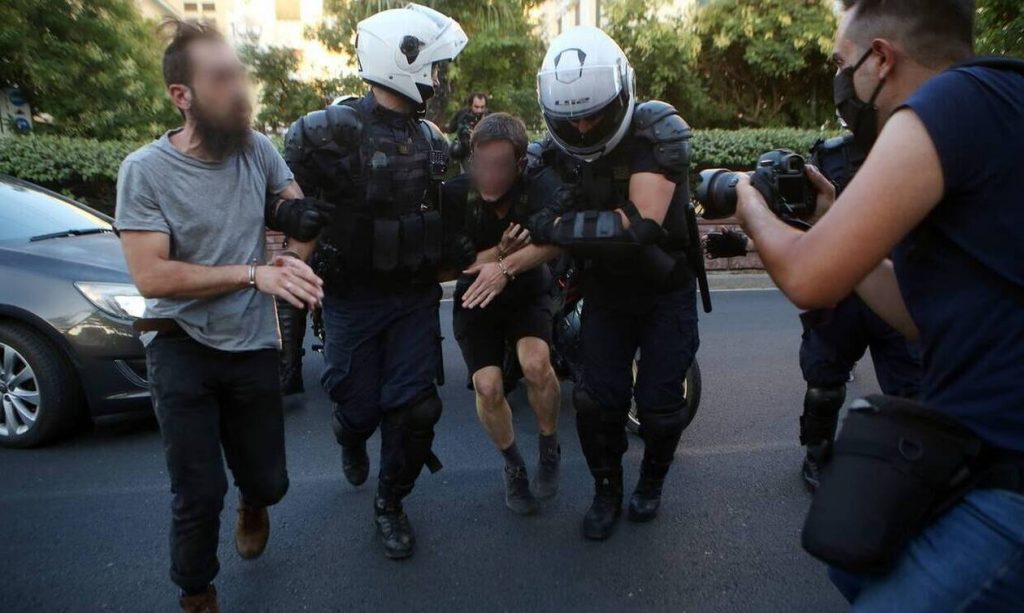 Ελεύθεροι, αρκεί να μείνουν μακριά από τα Εξάρχεια, οι συλληφθέντες των επεισοδίων στην ΑΣΟΕΕ