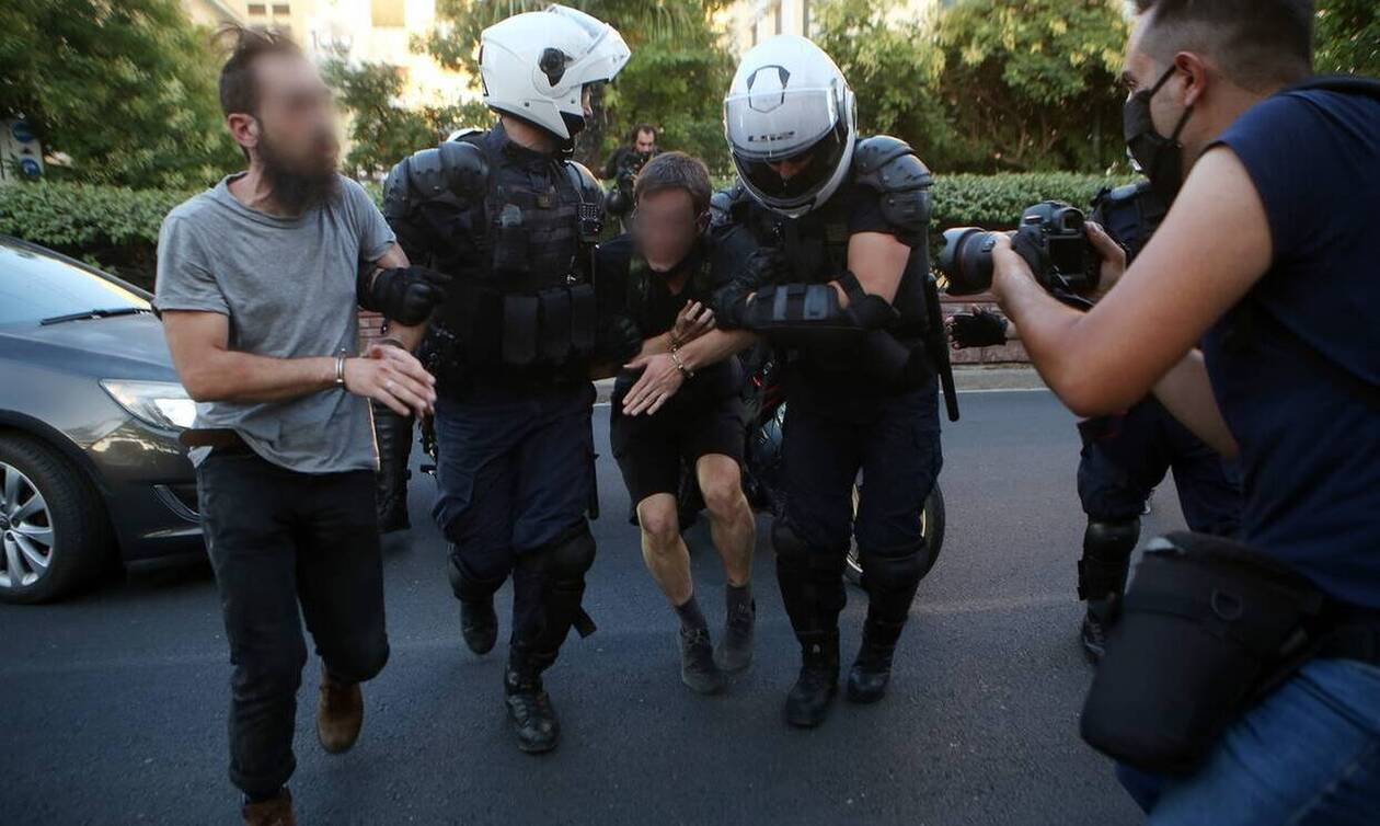 Ελεύθεροι, αρκεί να μείνουν μακριά από τα Εξάρχεια, οι συλληφθέντες των επεισοδίων στην ΑΣΟΕΕ