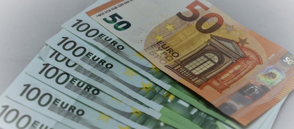 Με τροπολογία ισόβια τιμητική σύνταξη 200 ευρώ - Ποιους αφορά