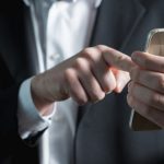 «Μάνα σκότωσα άνθρωπο, σώσε με»: Οι απατεώνες συνεχίζουν να ξεγελούν γονείς