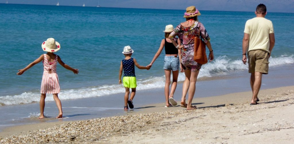 Κοινωνικός τουρισμός: Αύριο ξεκινά το πρόγραμμα - Πώς θα λάβετε voucher και ακτοπλοϊκά εισιτήρια