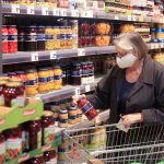 Υποχρεωτική από αύριο η χρήση μάσκας στα σούπερ μάρκετ για εργαζομένους και καταναλωτές