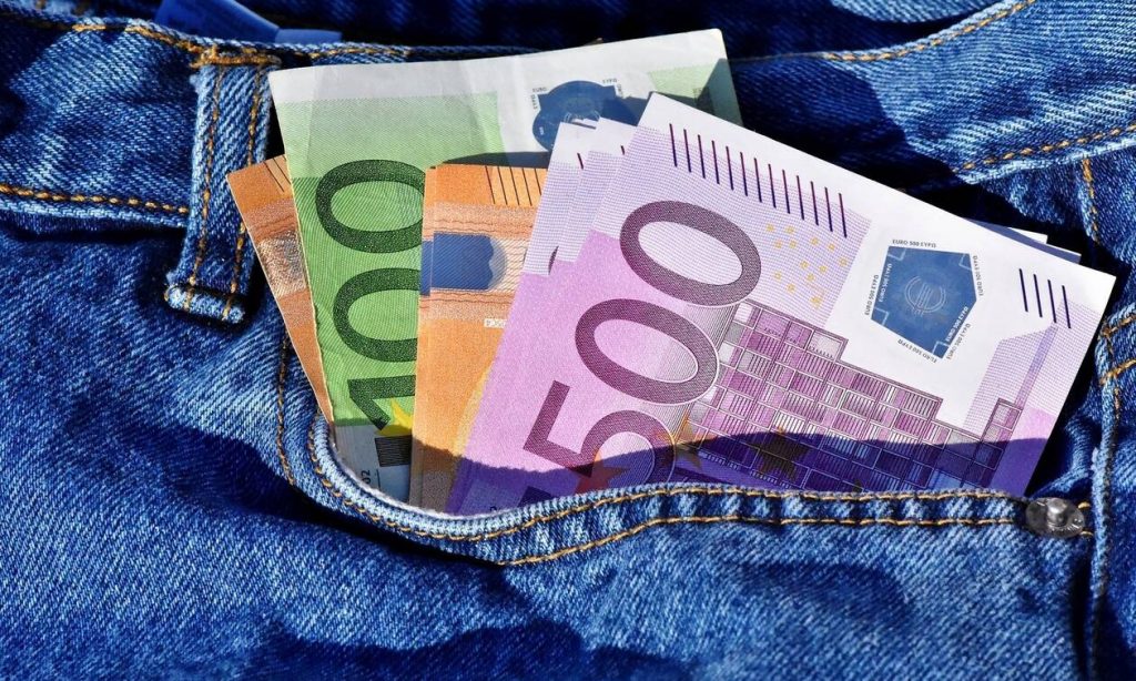 Πρόωρη σύνταξη για 12.000 µητέρες µε πλήρεις αποδοχές - Προϋποθέσεις και νέα όρια ηλικίας