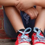 7χρονος κοιμόταν έξω από κατάστημα: Φυλακισμένη η μητέρα - Αδιάφορος ο πατέρας