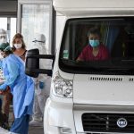 Κρούσματα κορoνοϊού: Η έξαρση φέρνει πιο κοντά νέα μέτρα - Τι εισηγούνται οι ειδικοί