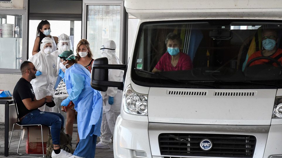 Κρούσματα κορoνοϊού: Η έξαρση φέρνει πιο κοντά νέα μέτρα - Τι εισηγούνται οι ειδικοί