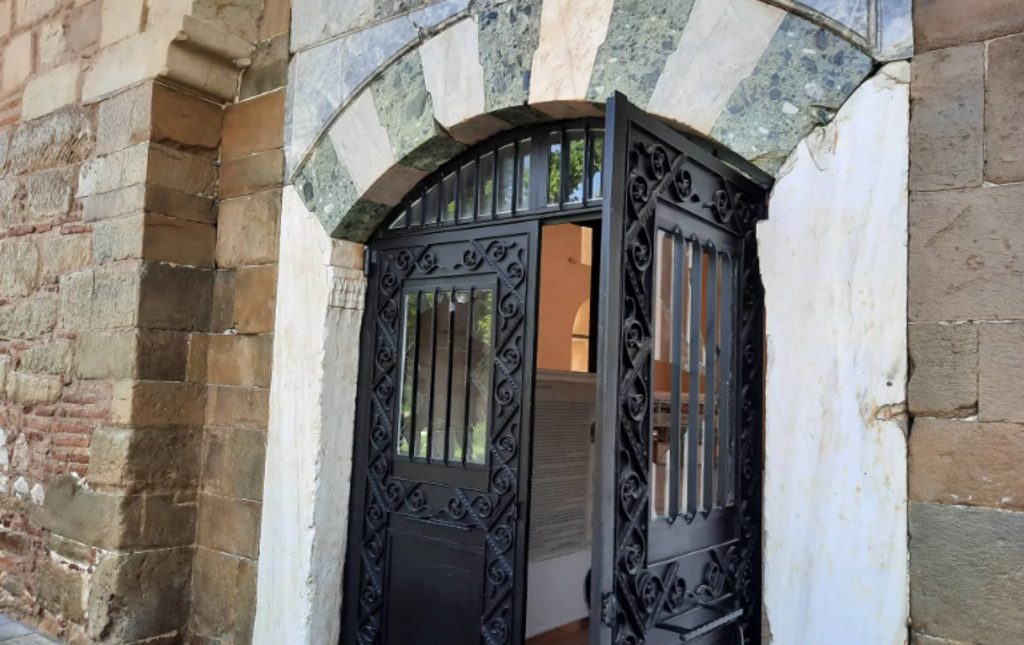 Πέταξαν πέτρες τζαμί στα Τρίκαλα με αφορμή την προκλητική απόφαση Ερντογάν